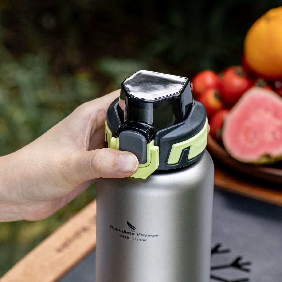Lightweight PP flip lid for titanium water bottle