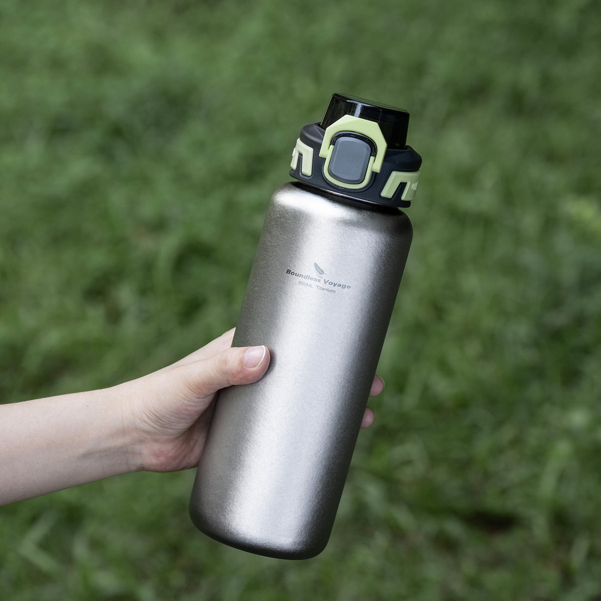 Ti3018D titanium bottle with crystalline silver finish