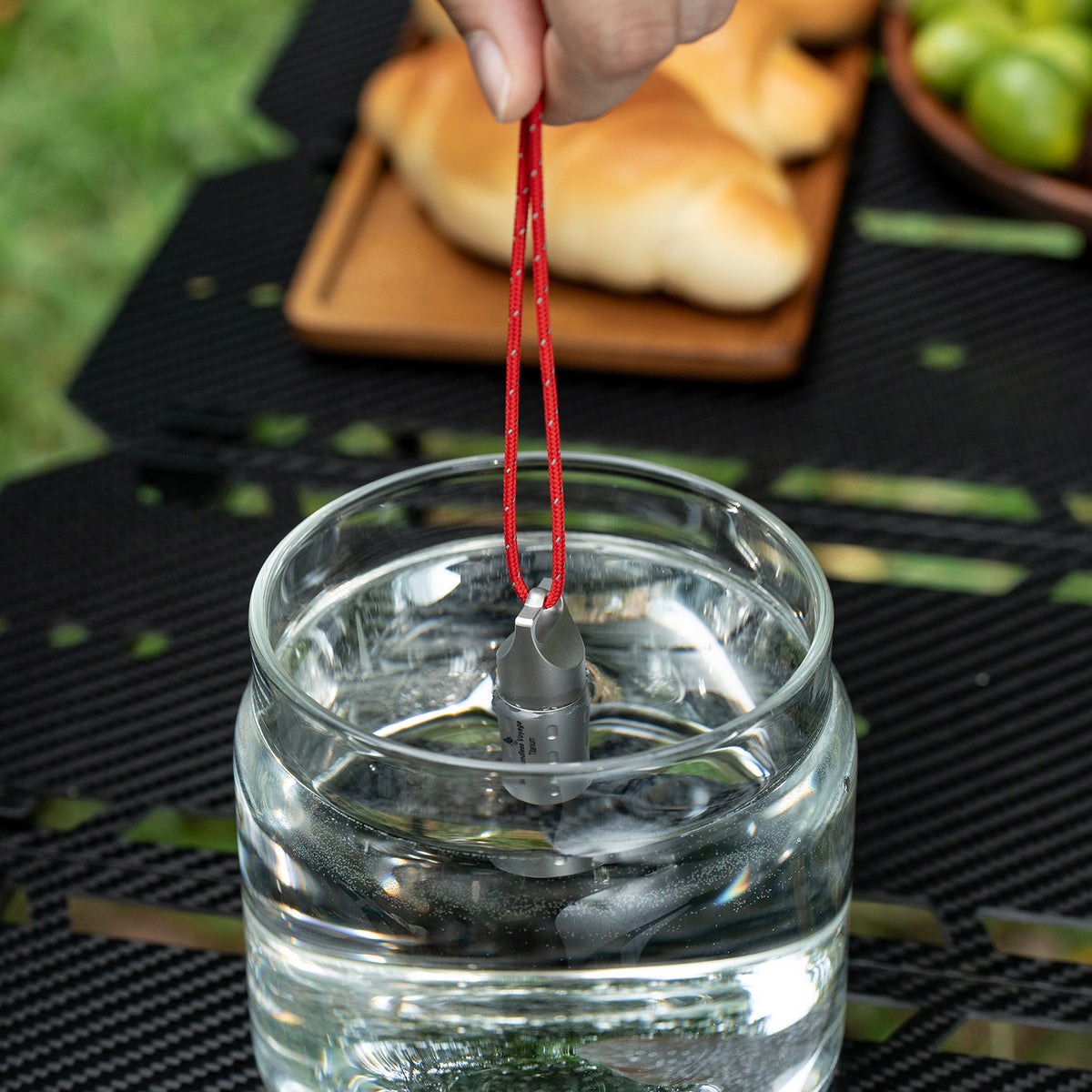 Airtight waterproof immersion test of Ti9009A titanium pill container in water cup