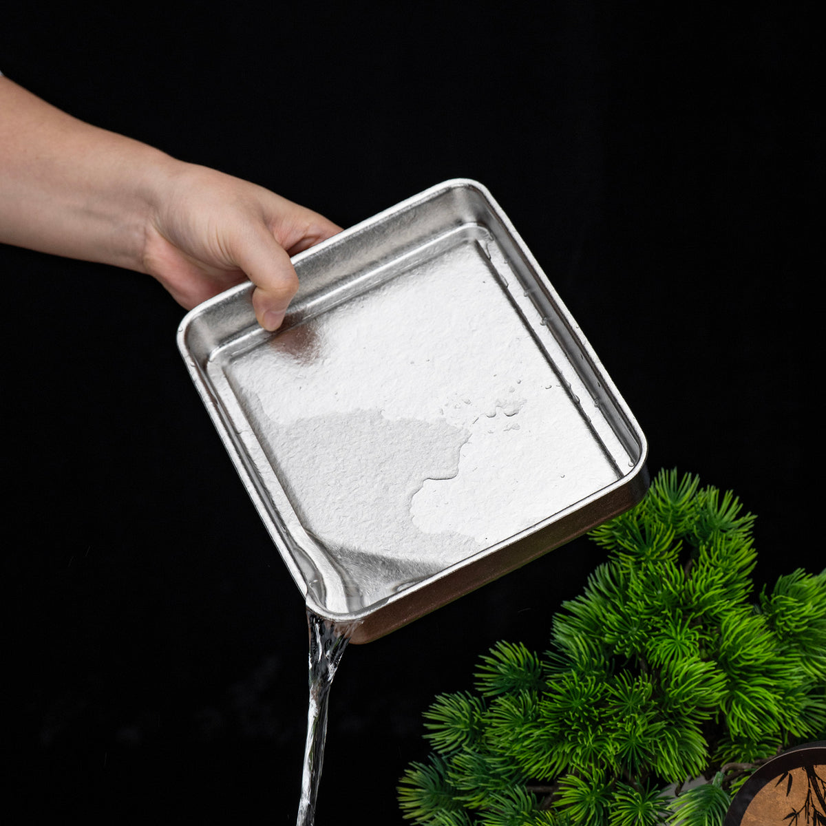 Pouring wastewater easily out of the corner of the titanium tea tray reservoir