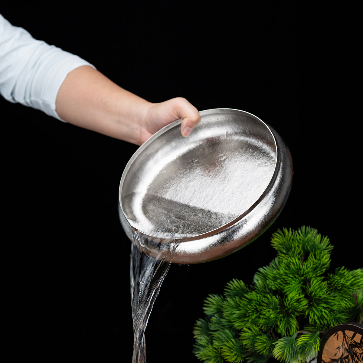 Pouring wastewater easily out of the 1300ml titanium round tea tray base reservoir